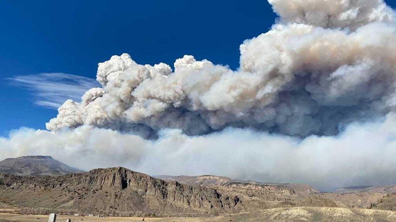 east-troublesome-wildfire-smoke-plume